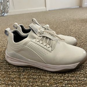 Cloves nursing shoes white